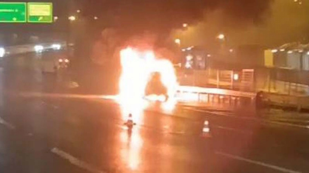 15 Temmuz Şehitler Köprüsü'nde otomobil alev alev yandı