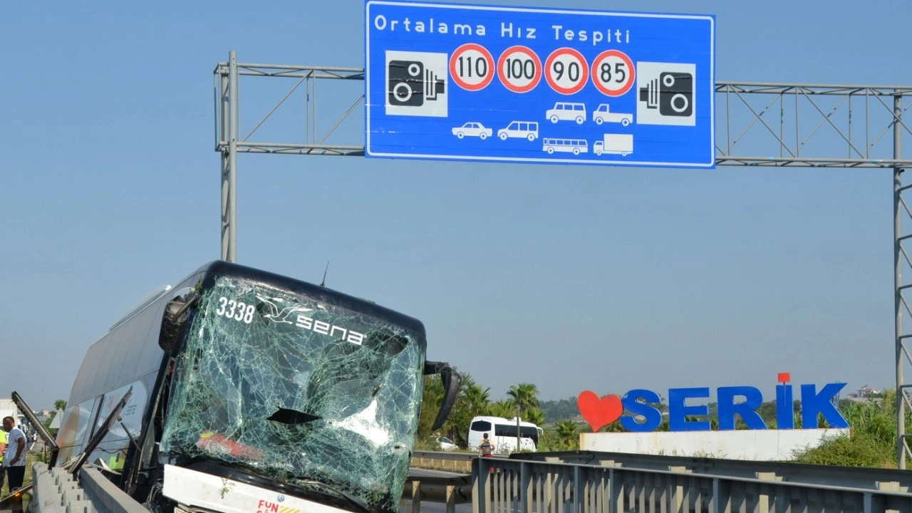 34 turistin bulunduğu otobüs faciaya ramak kala durdu