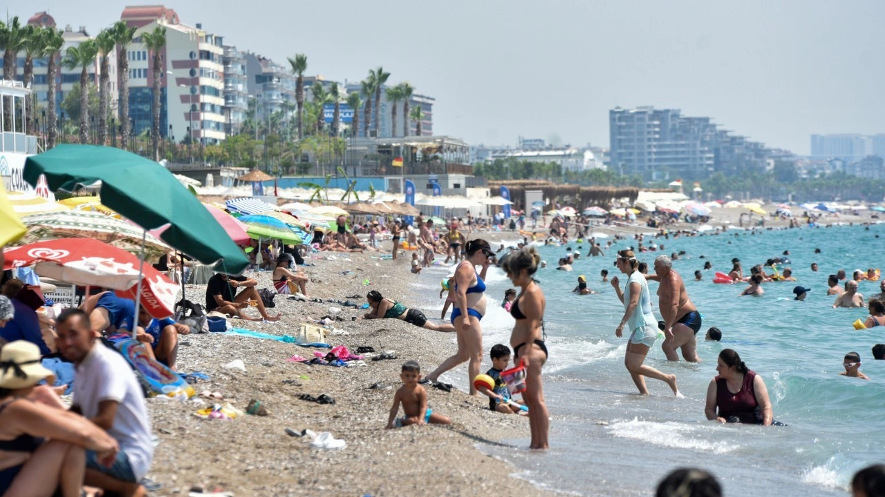 '53 derece' uyarısı yapılan Antalya'da hissedilen sıcaklık 46,6 derece oldu