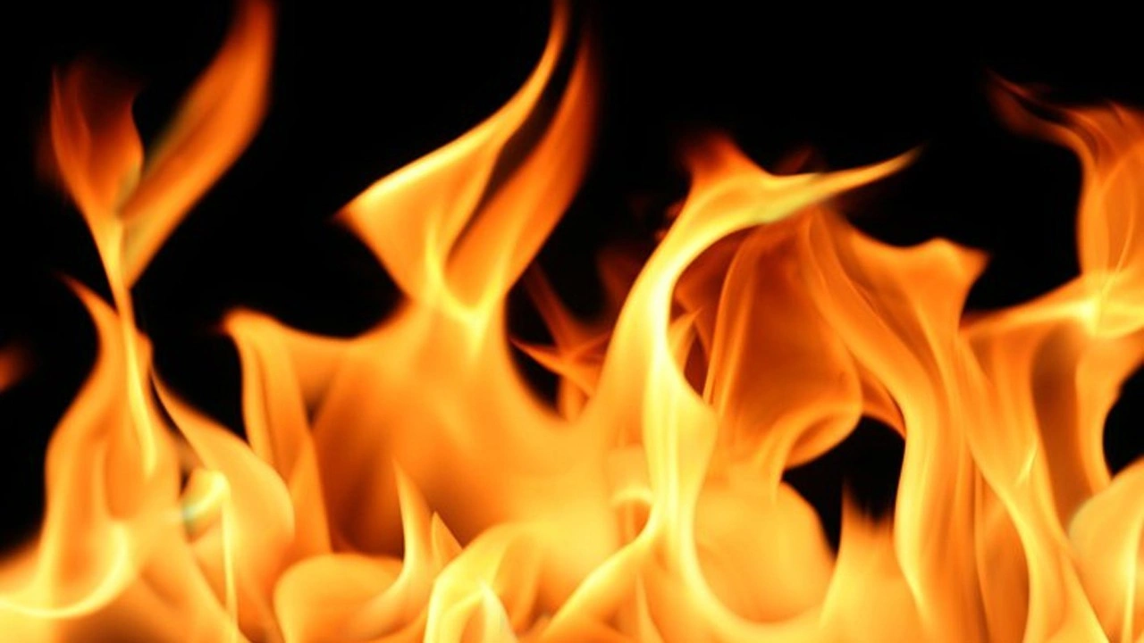 Adana'da korkutan ev yangını