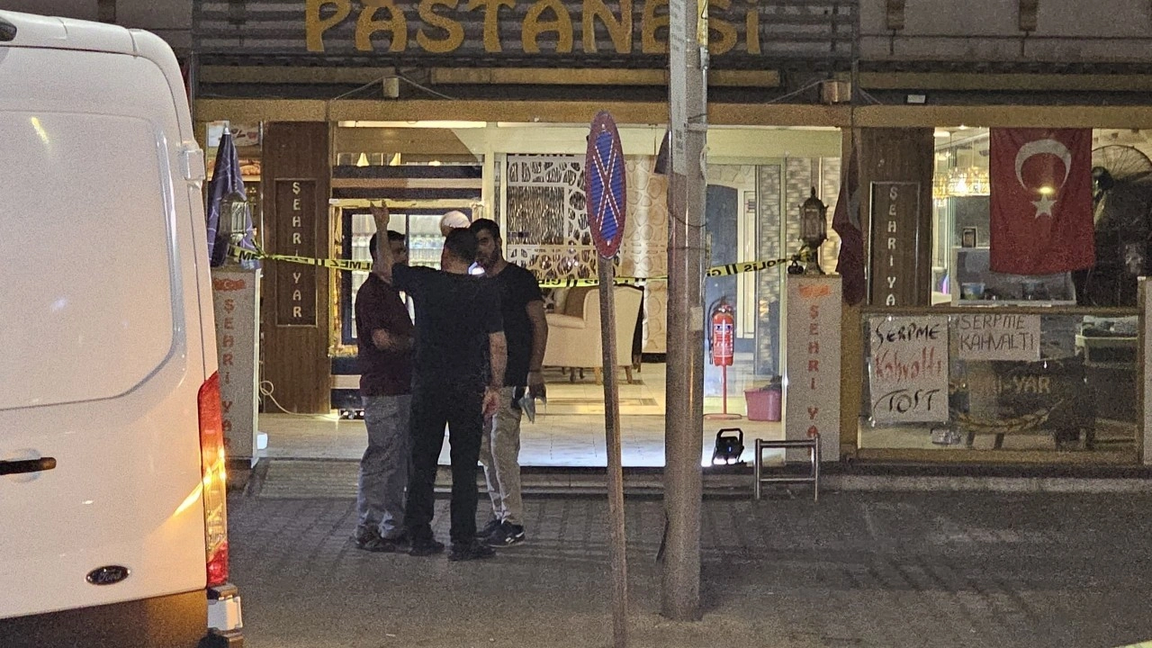 Adana'da pastaneye pimi çekilmemiş el bombası atıldı