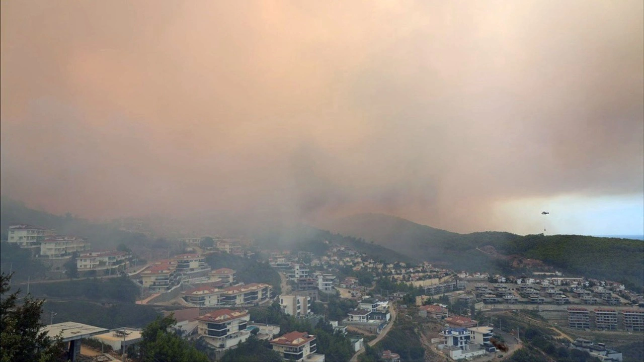 Alanya'da gökyüzü dumanla kaplandı, alevler villaları tehdit ediyor