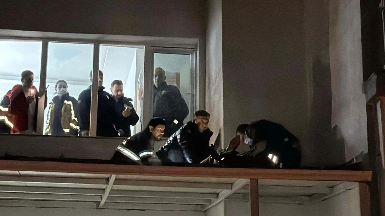 Alkollü kadın 8'inci katın balkonundan yan binanın tentesine düştü!