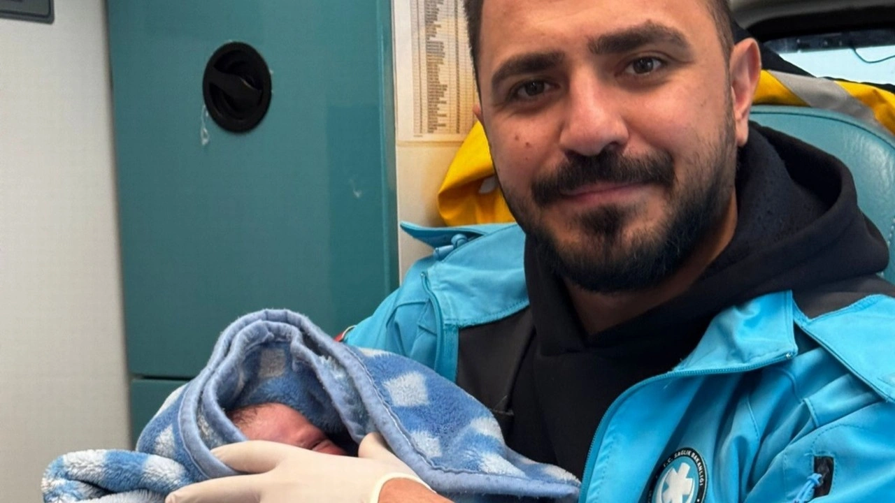 Ambulansta doğan bebeğe sağlık personelinin adı verildi