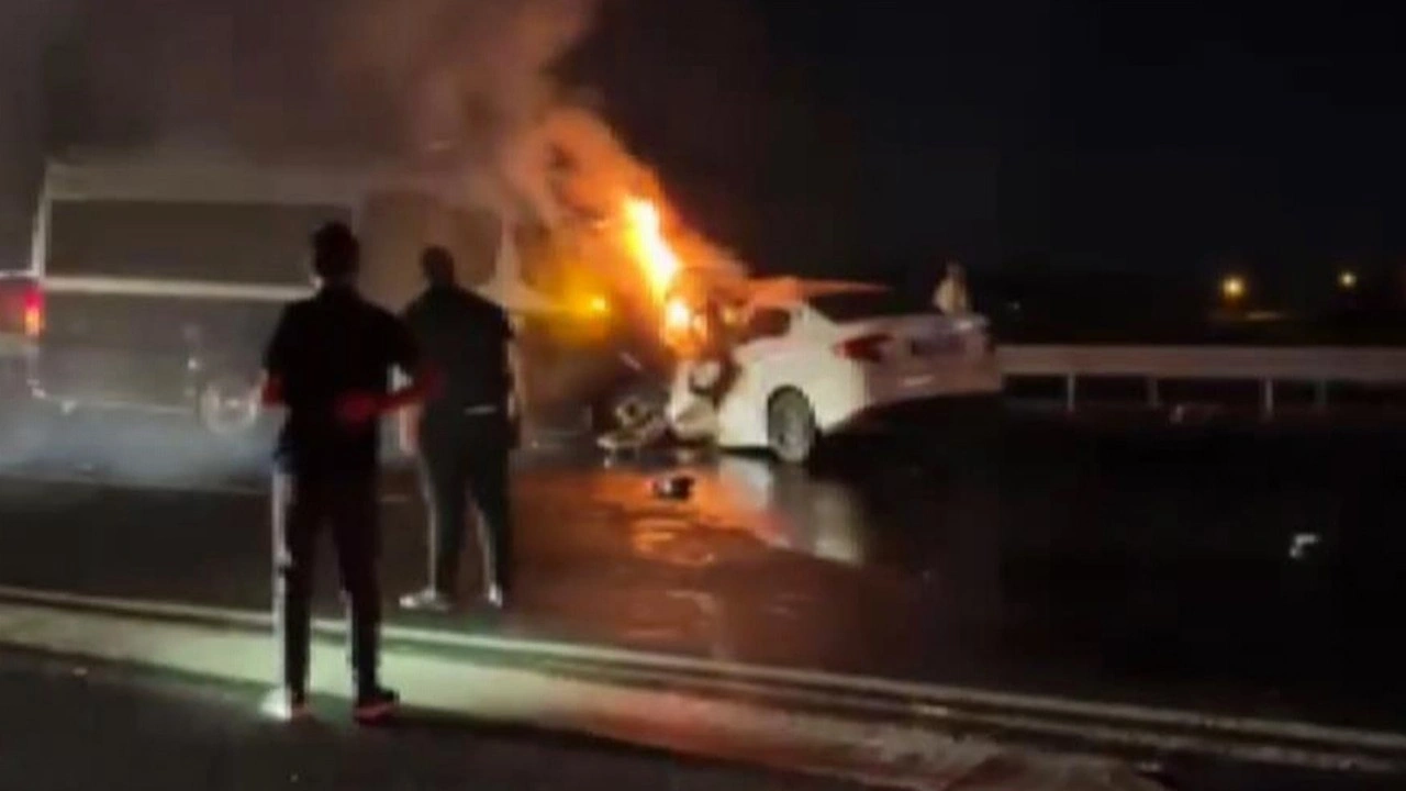 Ankara'da ters yönde ilerleyen otomobil minibüsle çarpışarak alev aldı: 1 ölü, 1 yaralı