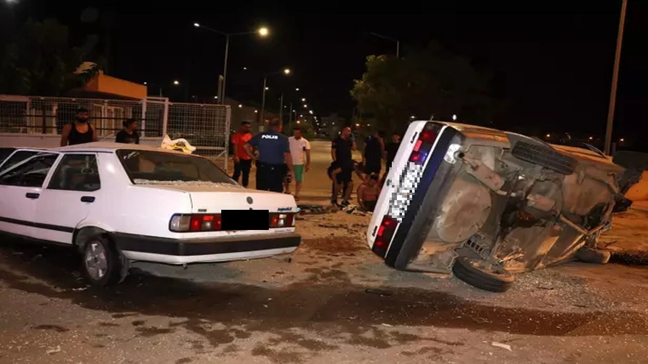 Antalya'da İki otomobil kafa kafaya çarpıştı: 3'ü ağır, 4 yaralı