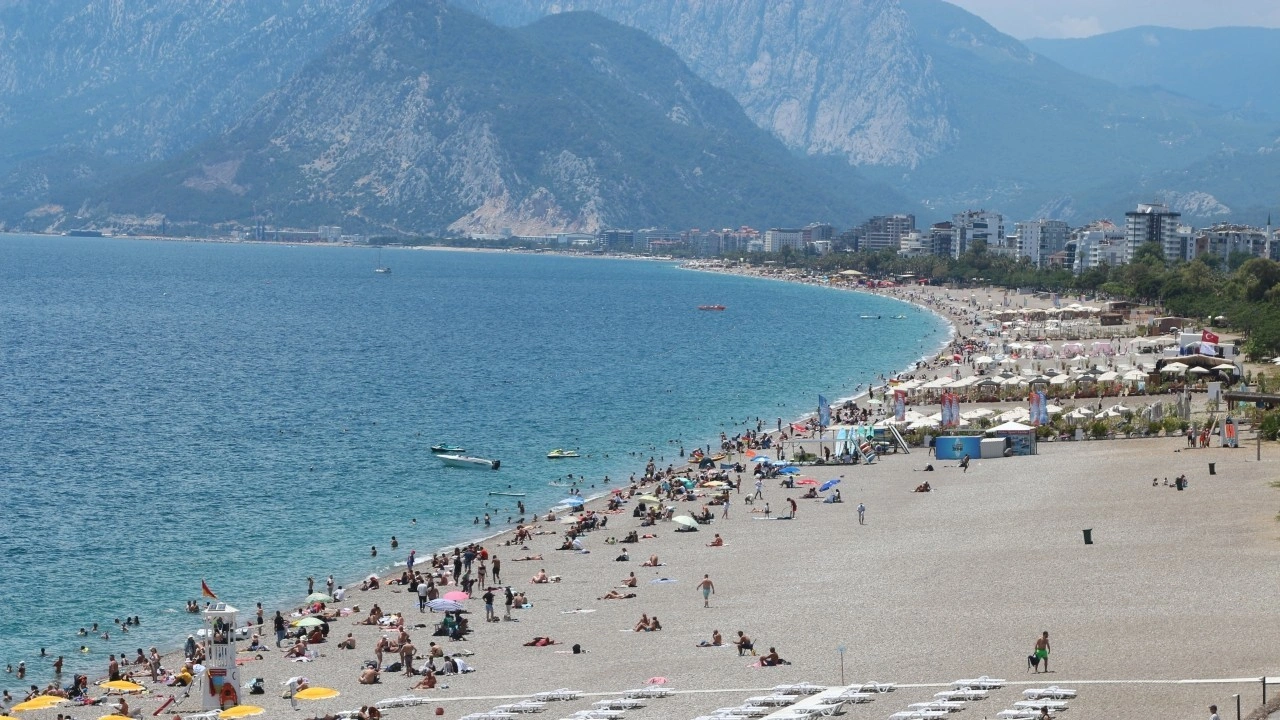 Antalya sahillerinde yoğunluk yaşandı