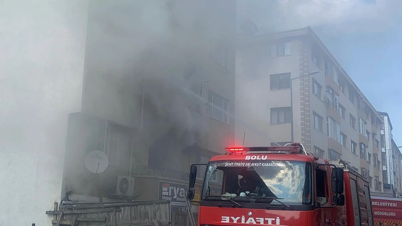 Apartmanda çıkan yangında mahsur kalan 2 kişiyi itfaiye kurtardı