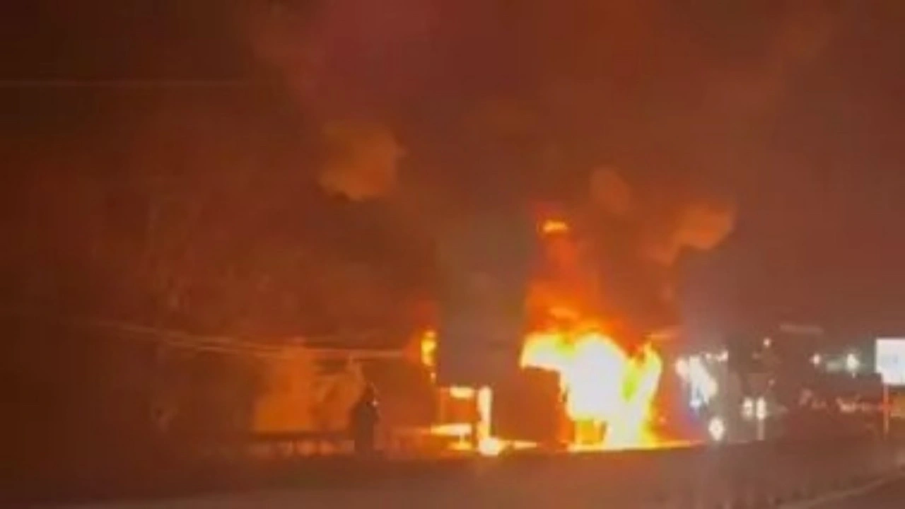 Arnavutköy'de İETT otobüsü alev alev yandı