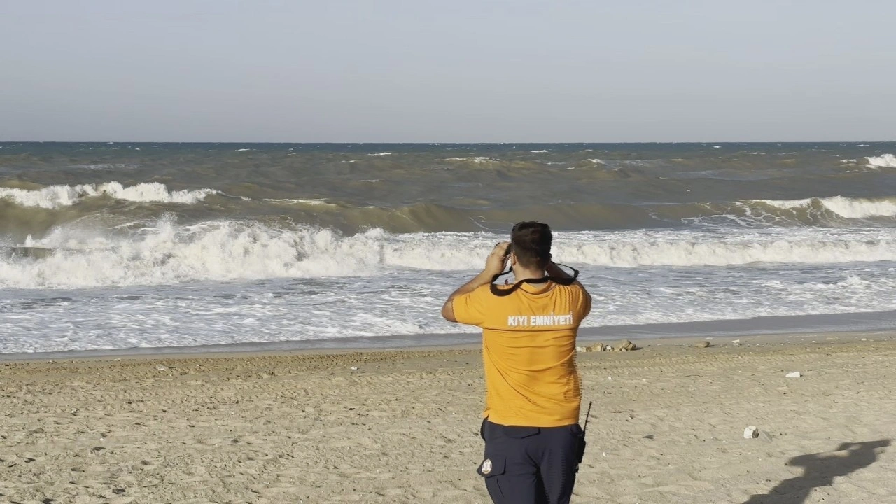 Arnavutköy'de yasağa rağmen denize giren kişi kayboldu