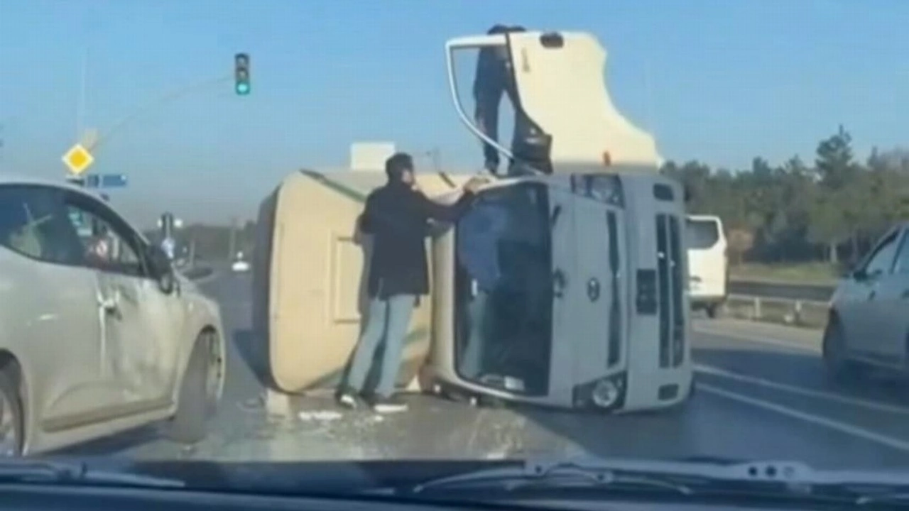 Arnavutköy yolunda zincirleme kaza: Kamyonet devrildi, şoförün yardımına çevredekiler koştu!