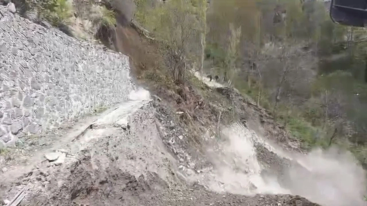 Artvin’de yol çalışmasında heyelan kamerada