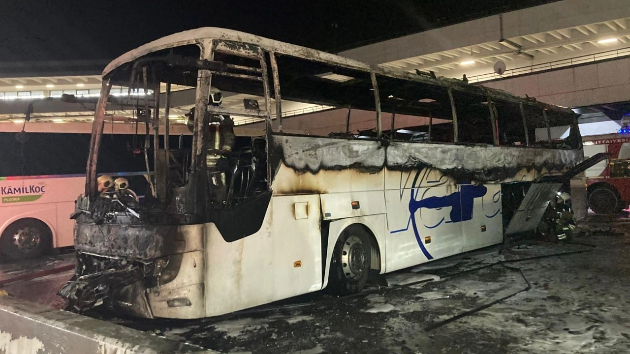 AŞTİ’de park halindeki yolcu otobüsü yandı