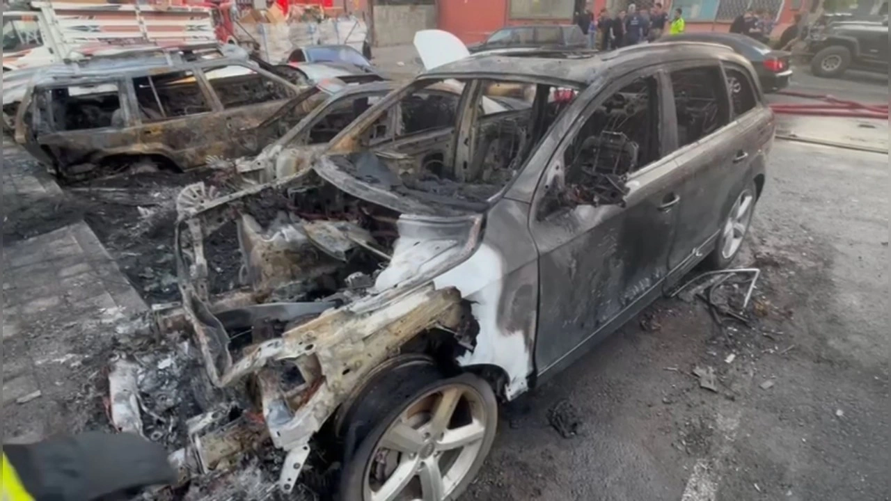 Ataşehir’de sanayi sitesinde çıkan yangında çok sayıda araç yandı