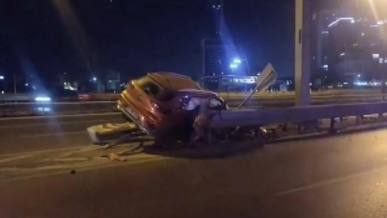 Ataşehir TEM bağlantı yolunda otomobil bariyere çarptı: 1'i ağır 3 yaralı