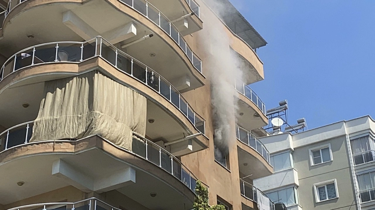 Aydın'da 7 katlı binadaki dairede çıkan yangın söndürüldü