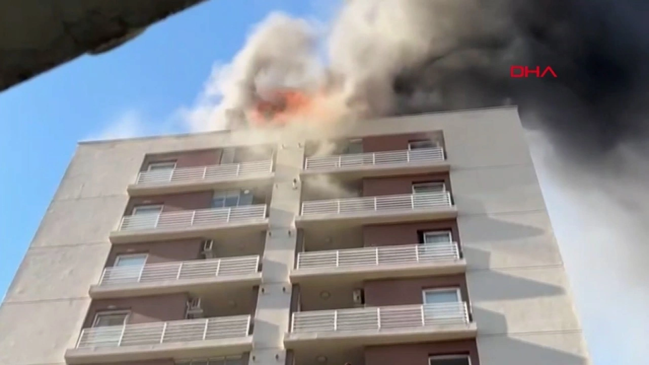 Bağcılar'da 12 katlı binada yangın