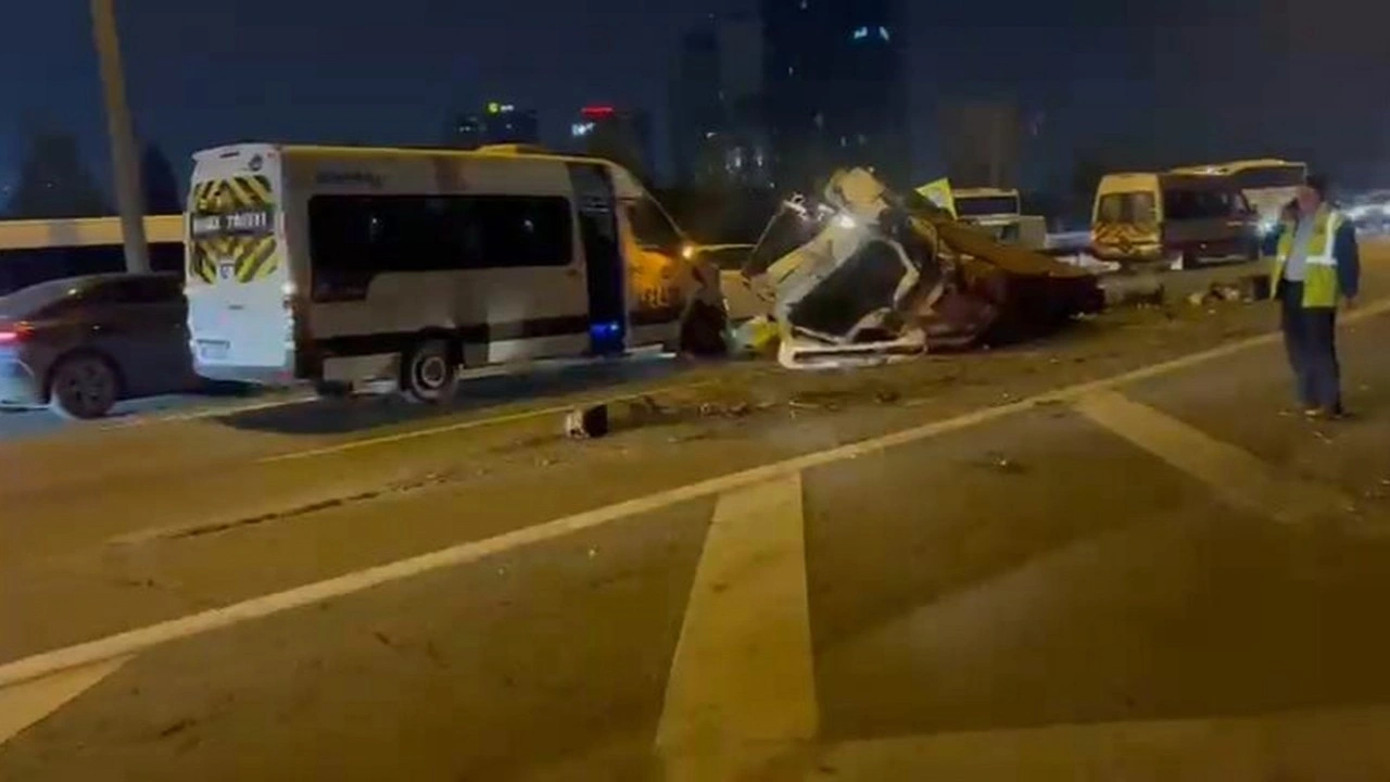 Bağcılar TEM Otoyolu'nda zincirleme kaza; trafik yoğunluğu oluştu