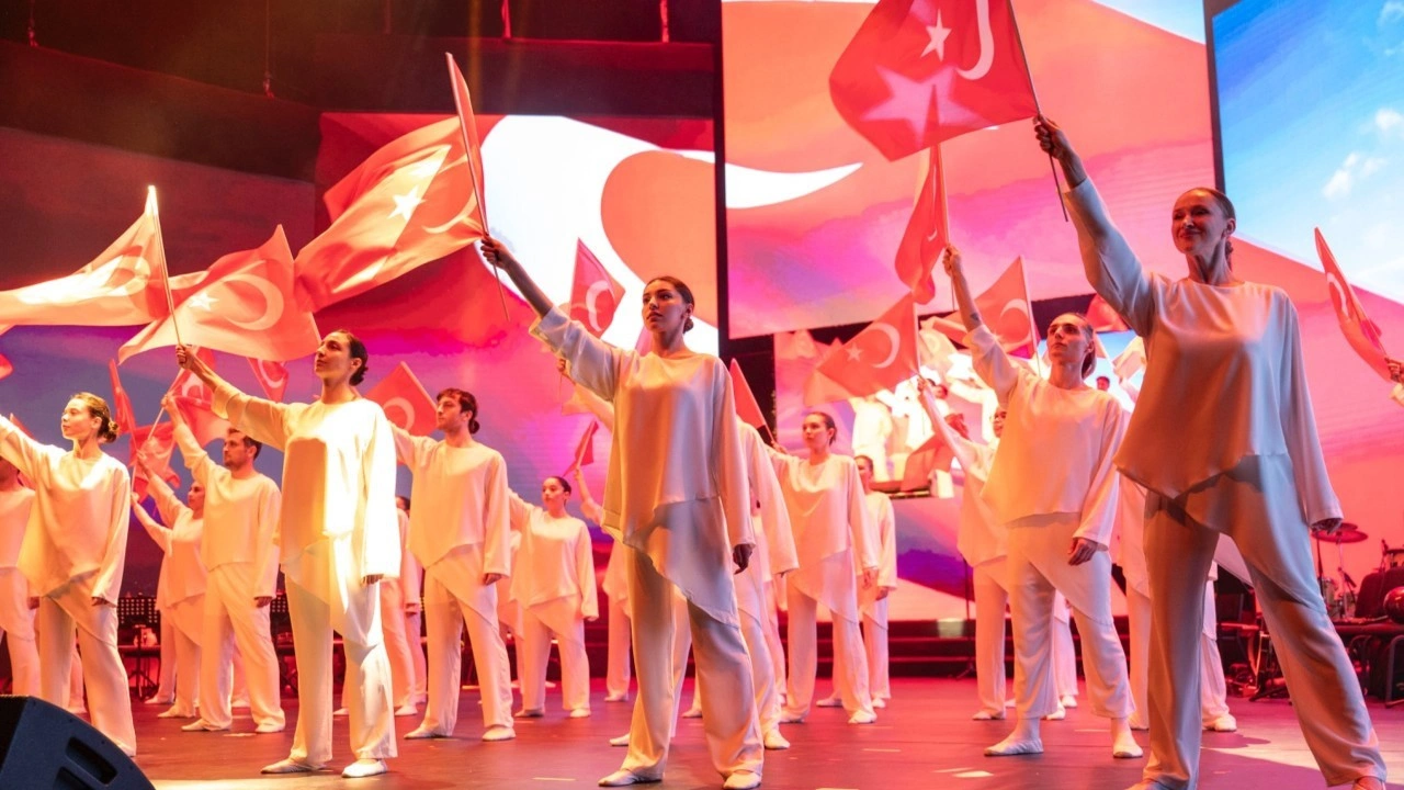 Bahçeşehir Koleji öğrencileri Cumhuriyet için sahne aldı