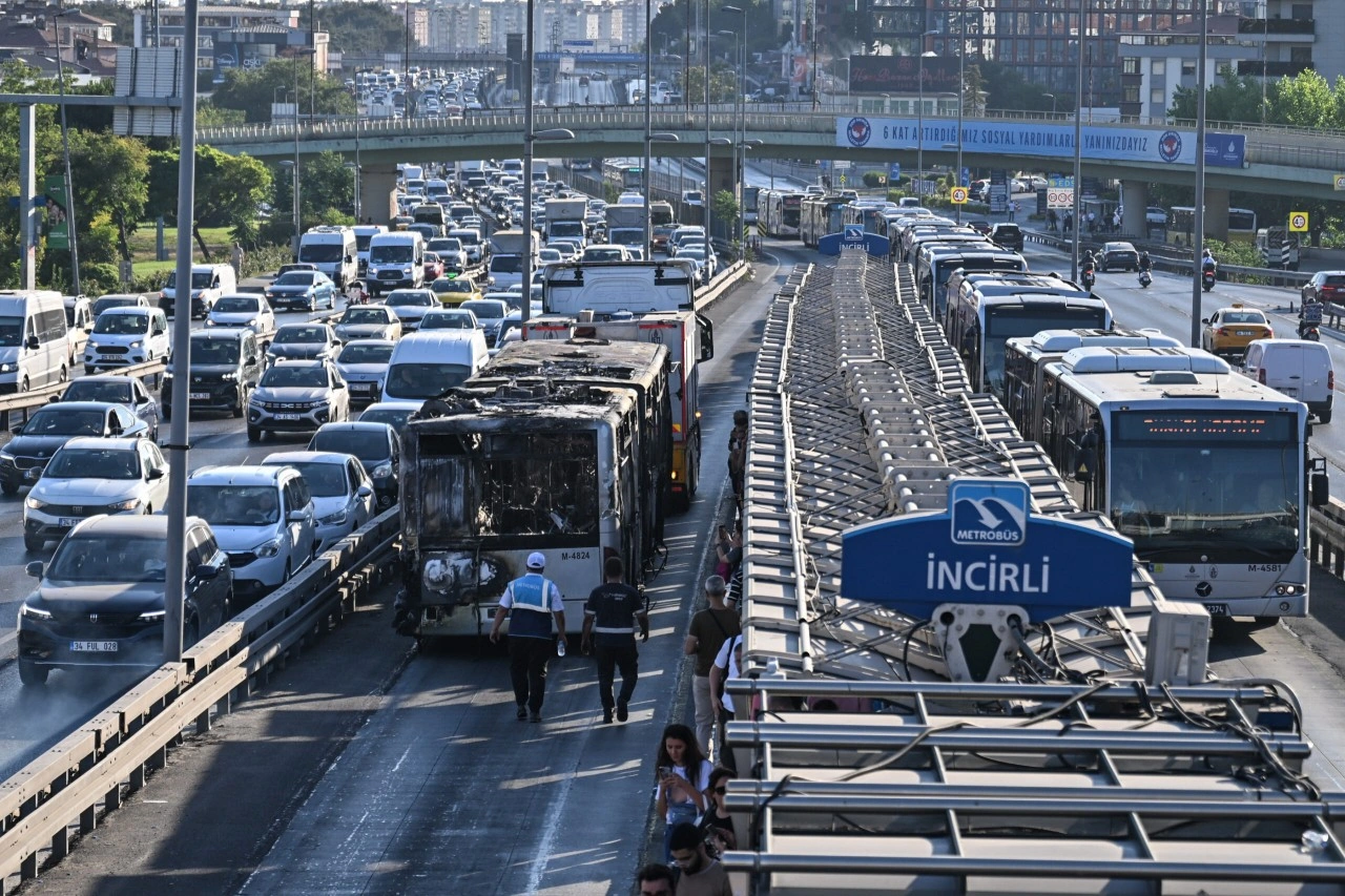Bakırköy'de metrobüste yangın