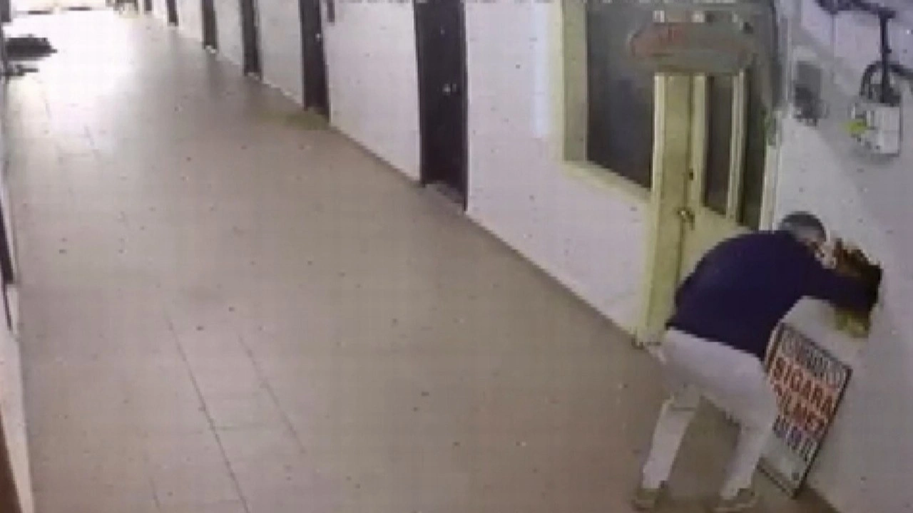 Bakırk&ouml;y'de ofis kiralayıp, duvarı deldiler; 40 bin dolarlık saati &ccedil;alıp ka&ccedil;tılar