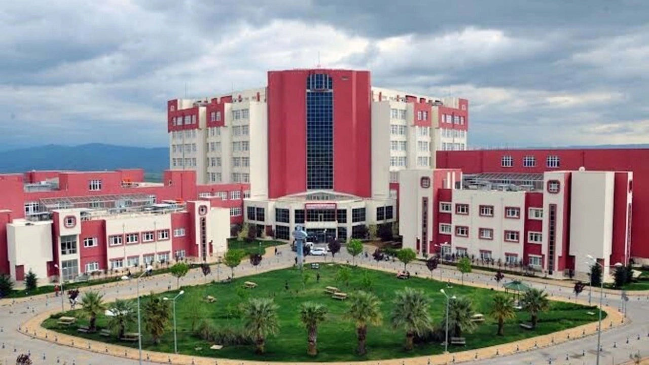 'Bıçak parası' aldığı öne sürülen profesör ile sekreteri gözaltında