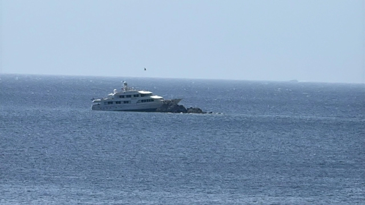 Bodrum'da motoryat kayalıklara çarptı