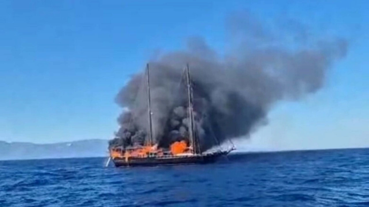 Bodrum'da tekne yandı, turistler ve mürettebat tahliye edildi