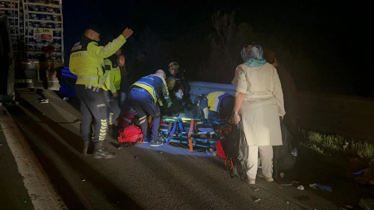 Bolu'da yolcu minibüsü, kamyona çarptı! 16 yaralı