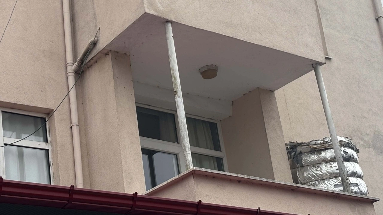 Boşanma aşamasındaki eşini öldüren şüpheli, daireye balkondan tırmanıp girmiş