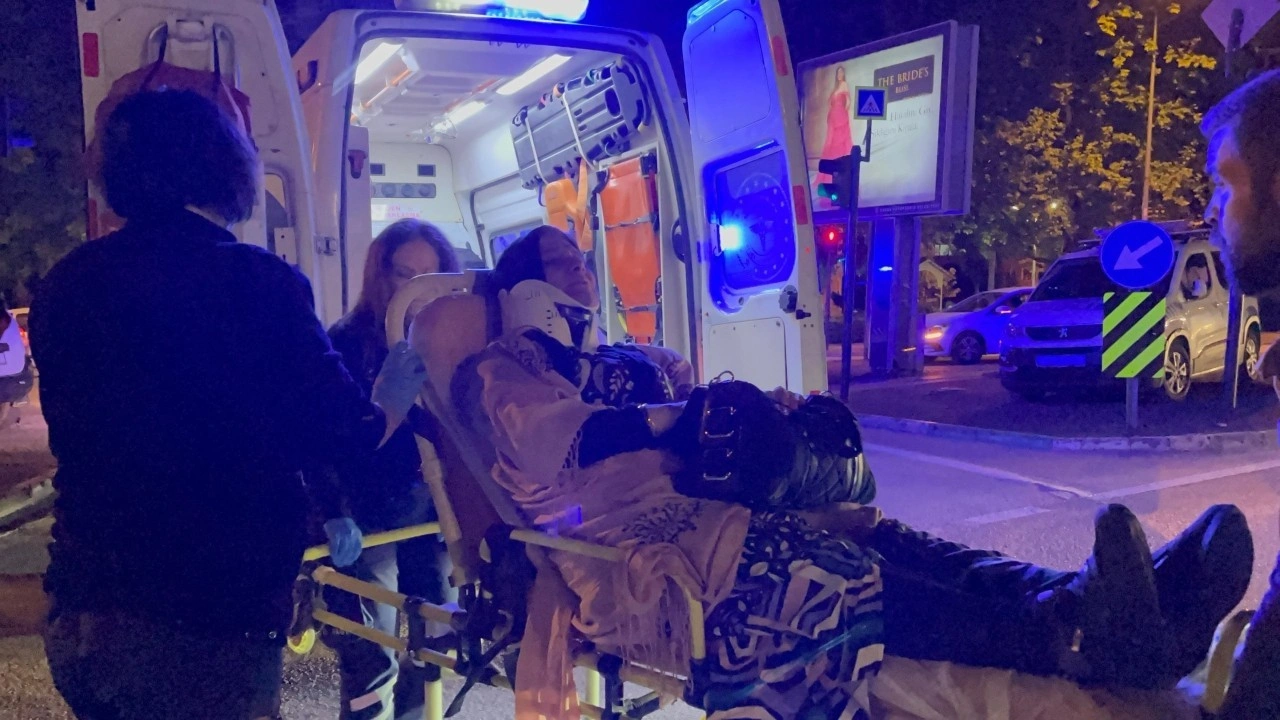 Bursa'da sürücüsünün kırmızı ışık ihlali yaptığı otomobil, taksiye çarptı