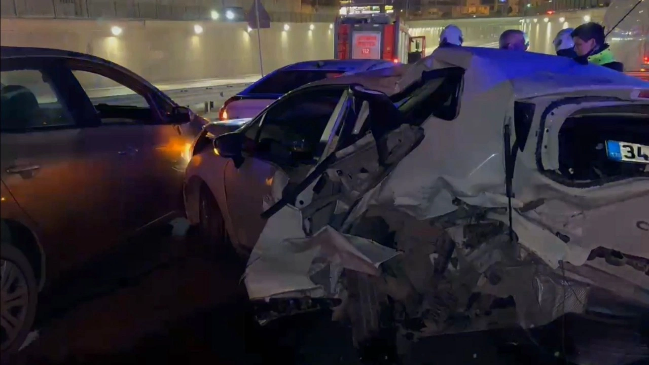 &Ccedil;ekmek&ouml;y&rsquo;de 7 aracın karıştığı zincirleme kaza: 7 kişi yaralandı