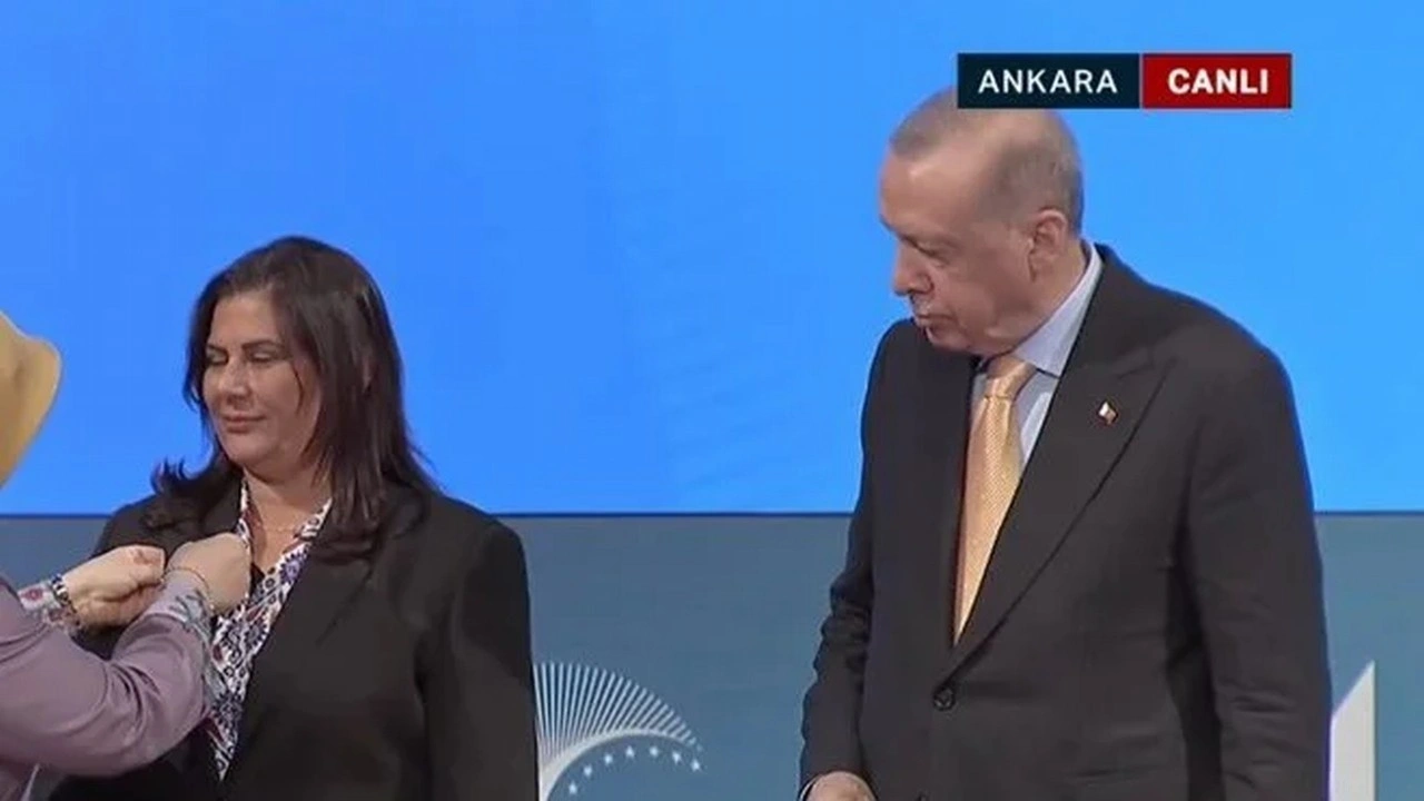 CHP'den istifa eden Aydın Büyükşehir Belediye Başkanı Özlem Çerçioğlu AKP'ye katıldı