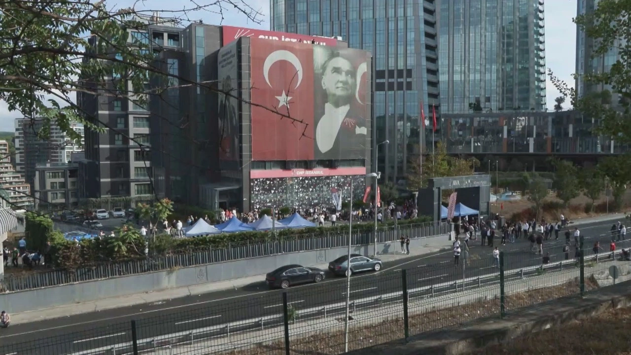 CHP İstanbul İl Başkanlığı önünde güvenlik önlemleri sürüyor