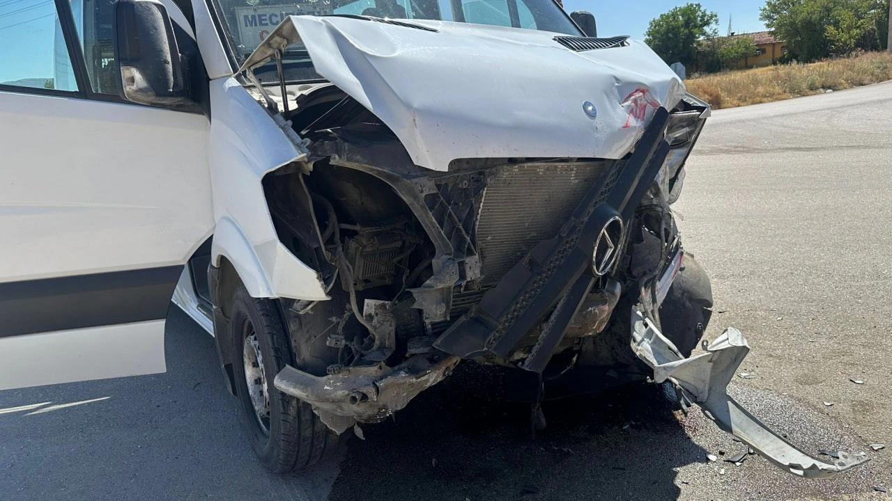 Çorum'da otomobil ile yolcu minibüsü çarpıştı: 8 yaralı
