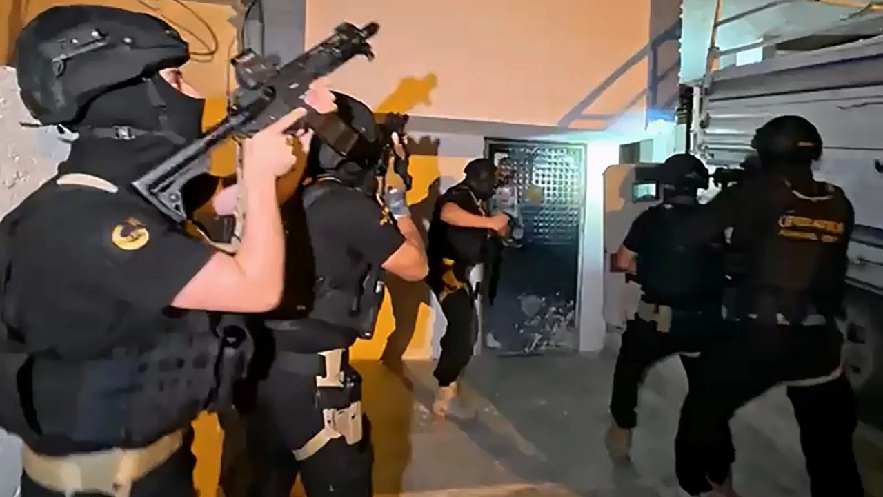 DEAŞ adına esnaftan para toplayan, vermeyeni darbeden 19 şüpheli yakalandı