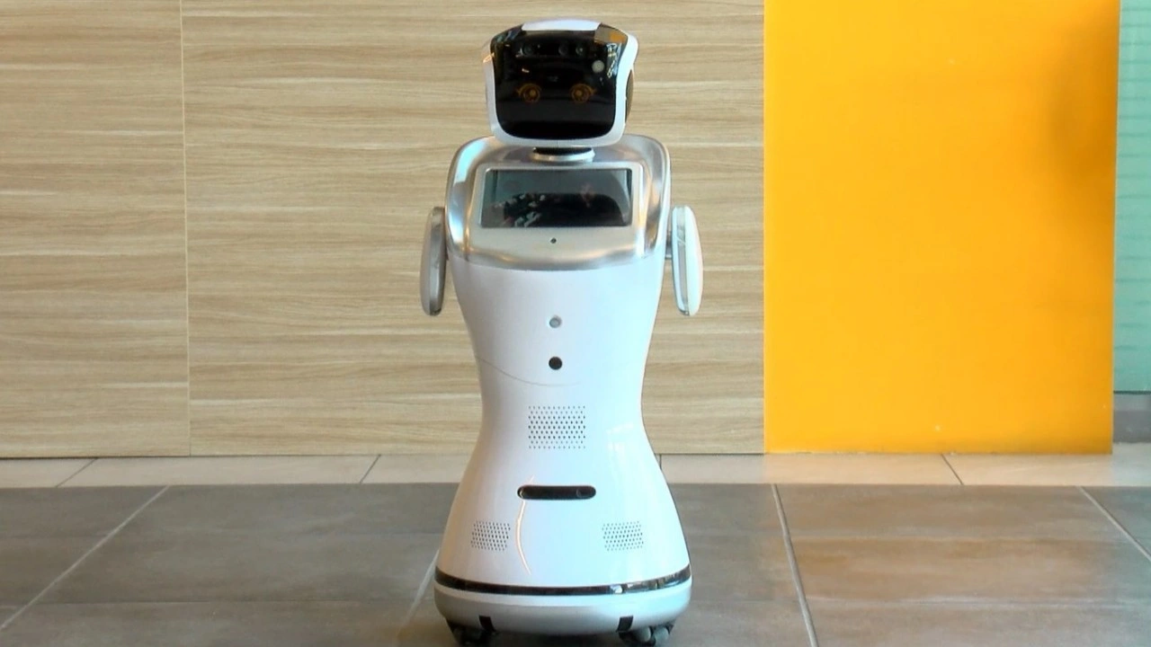 Demirören Medya ve Teknoloji Lisesi'nde robotla tanıtım dönemi
