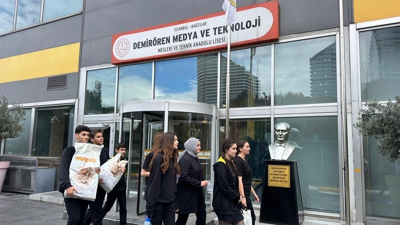 Demirören Medya ve Teknoloji MTAL öğrencilerinden sokak hayvanlarına mama desteği
