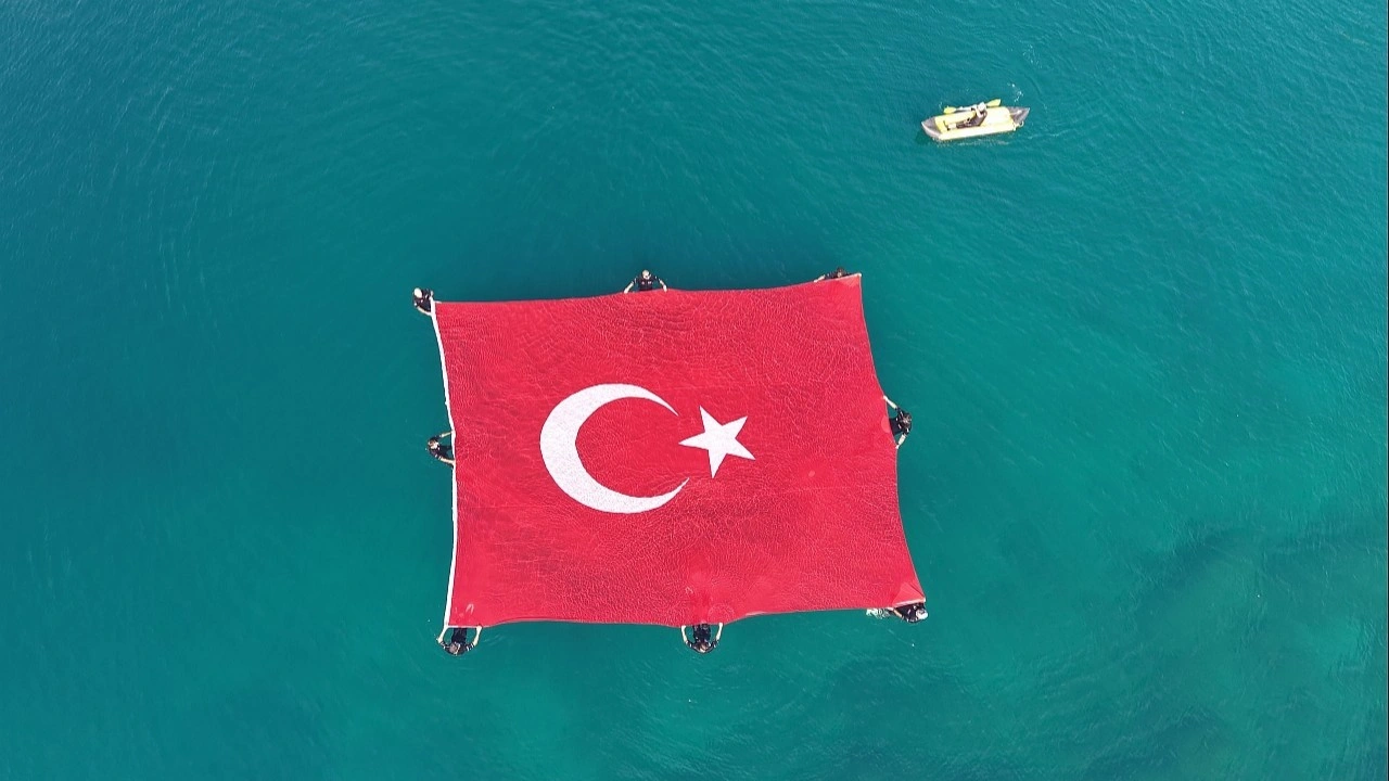 Denizde Türk bayraklı '15 Temmuz' farkındalığı
