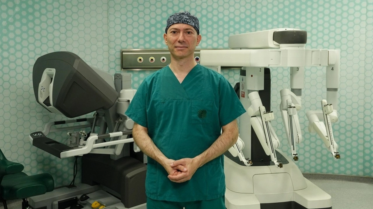 Doç. Dr. Cevper Ersöz: "Robotik cerrahiyle sinirleri koruyabiliyoruz"