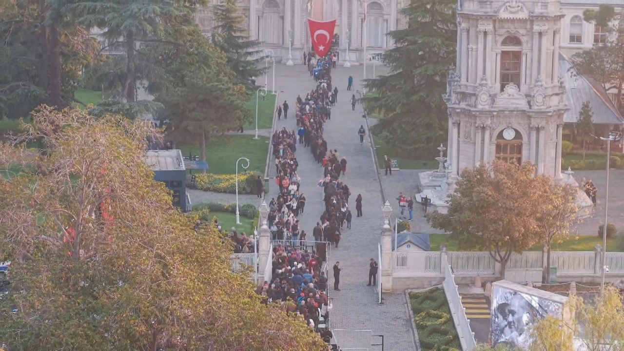 Dolmabahçe'de oluşan yoğunluk havadan görüntülendi