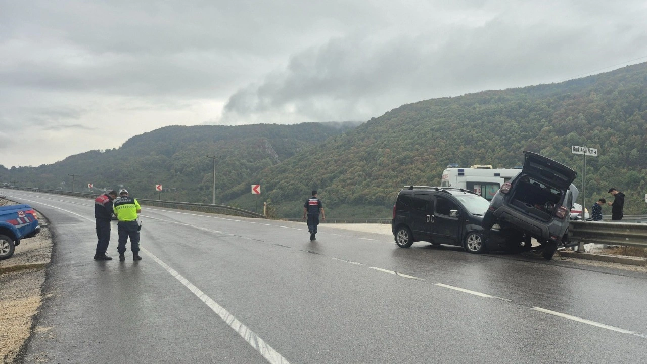 Düzce’de cip ile hafif ticari araç çarpıştı: 3 yaralı