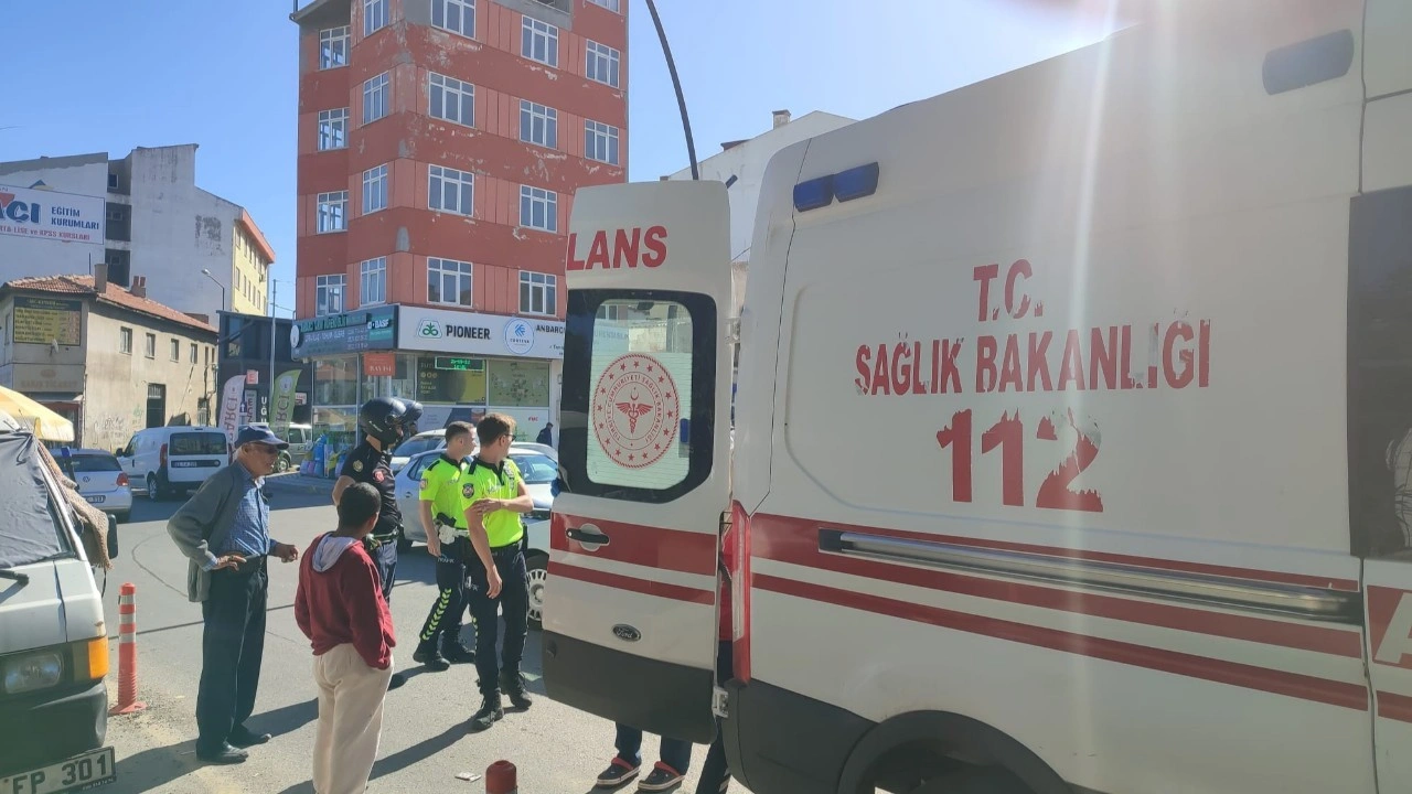 Edirne'de ilginç olay: Minibüse tekme atmak isterken belini kırdı!