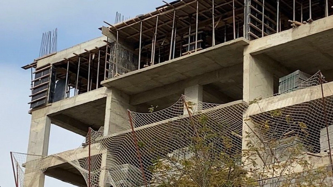 Elazığ'da inşaattan düşen işçi öldü