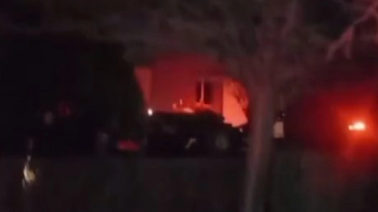 Elazığ&rsquo;da yalıtım fabrikasında yangın: 16 kişi dumandan etkilendi