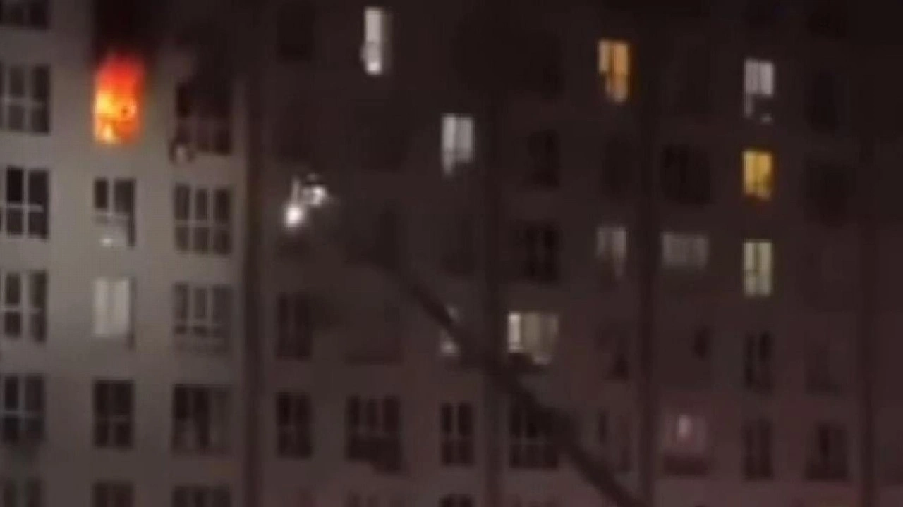 Esenyurt'ta sitede yangın; 8'nci kattan atlayan kadın hastaneye kaldırıldı