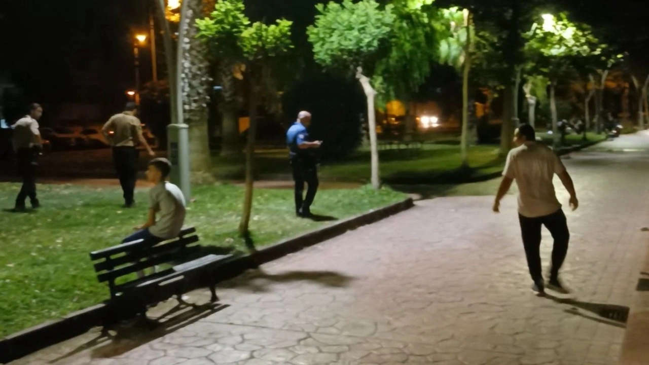Eşinin yanında bıçaklanan genç adam hayatını kaybetti