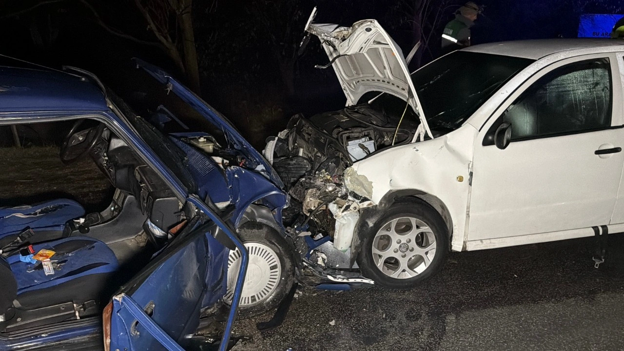 Eskişehir’de iki otomobil kafa kafaya çarpıştı! 1’i ağır 9 yaralı