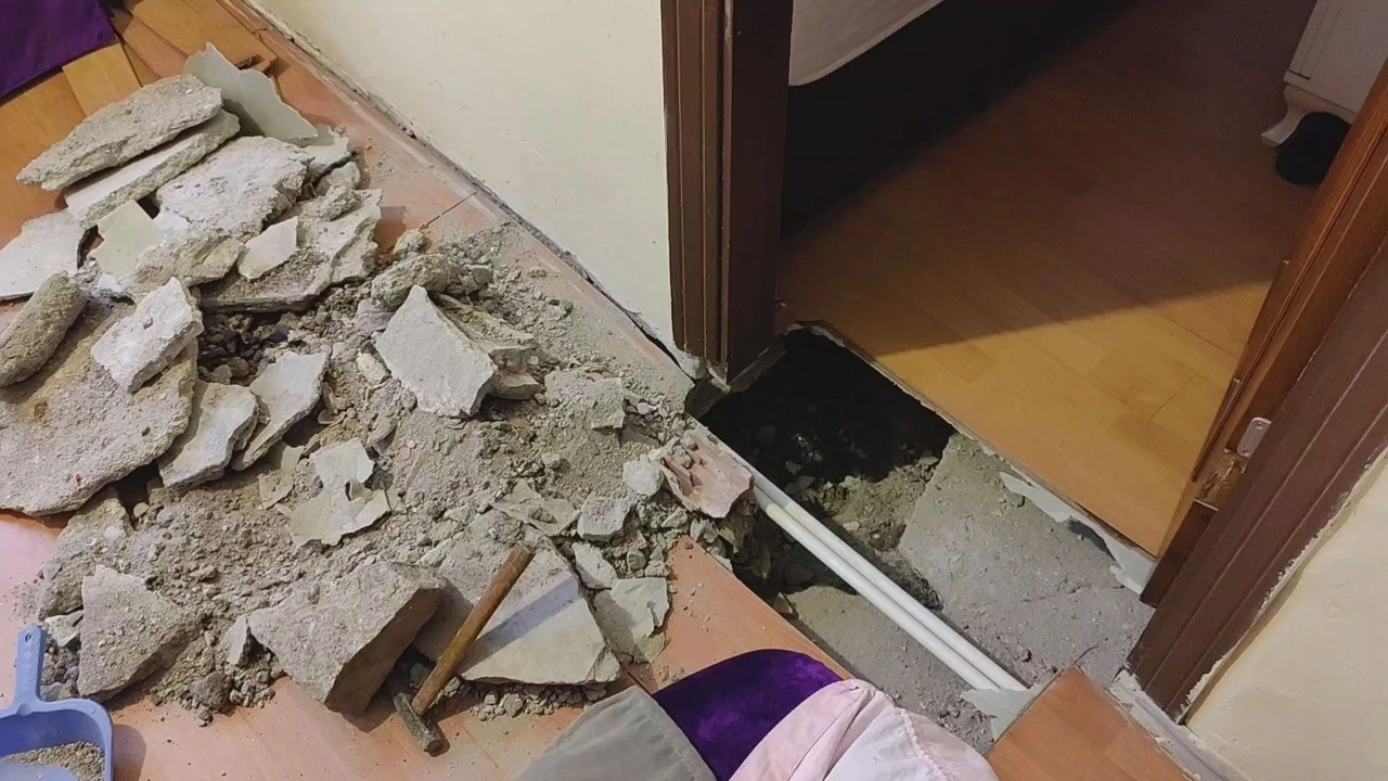 Fatih'te 4 katlı binanın zemininde çökme meydana geldi