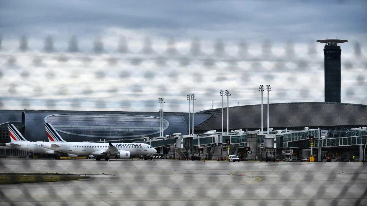 Fransa'da grev: Paris ve çeşitli şehirlerde bazı uçuşlar iptal edildi